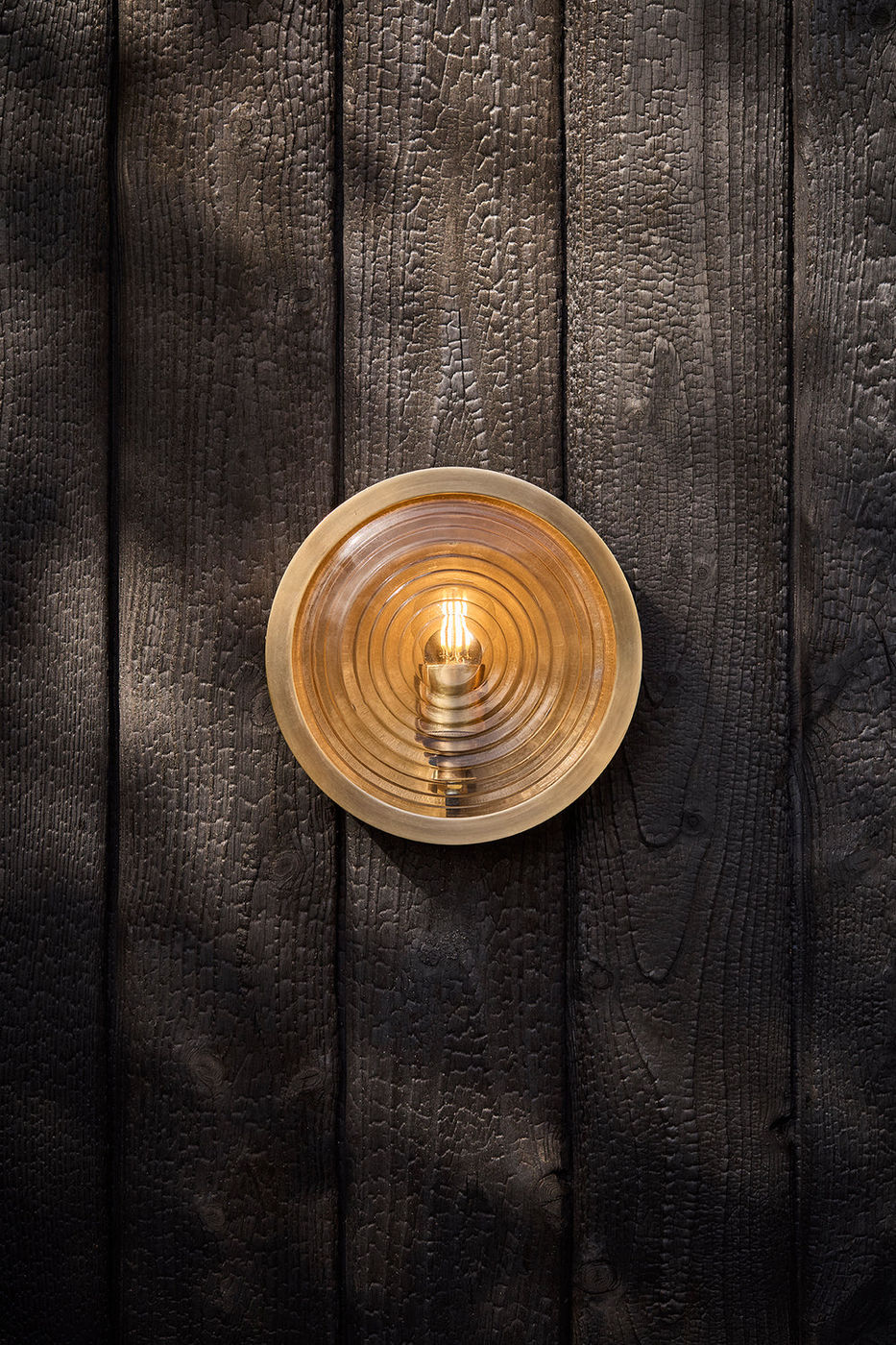Bulkhead Outdoor & Bathroom Round Wall Light in Brass finish with Ripple Glass lit up