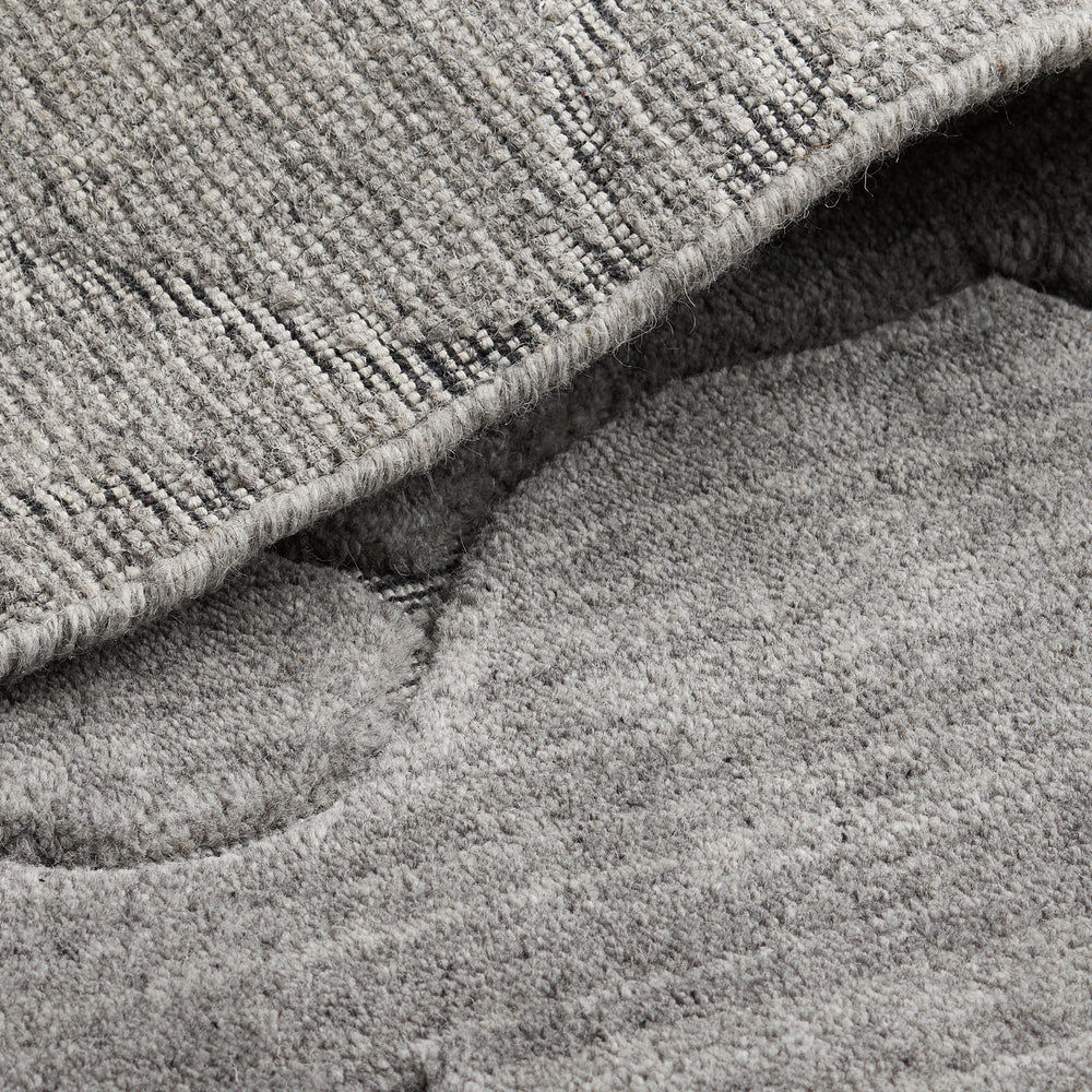  Analyzing image    Natural_Erth_Handloom_Wool_Grey_Rug_Industville_RG-26-HLW-GR_Fold_close_up