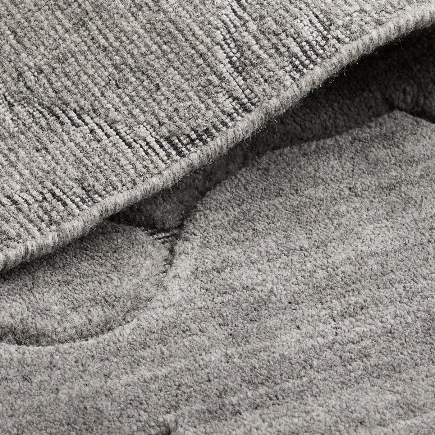  Analyzing image    Natural_Erth_Handloom_Wool_Grey_Rug_Industville_RG-26-HLW-GR_Fold_close_up